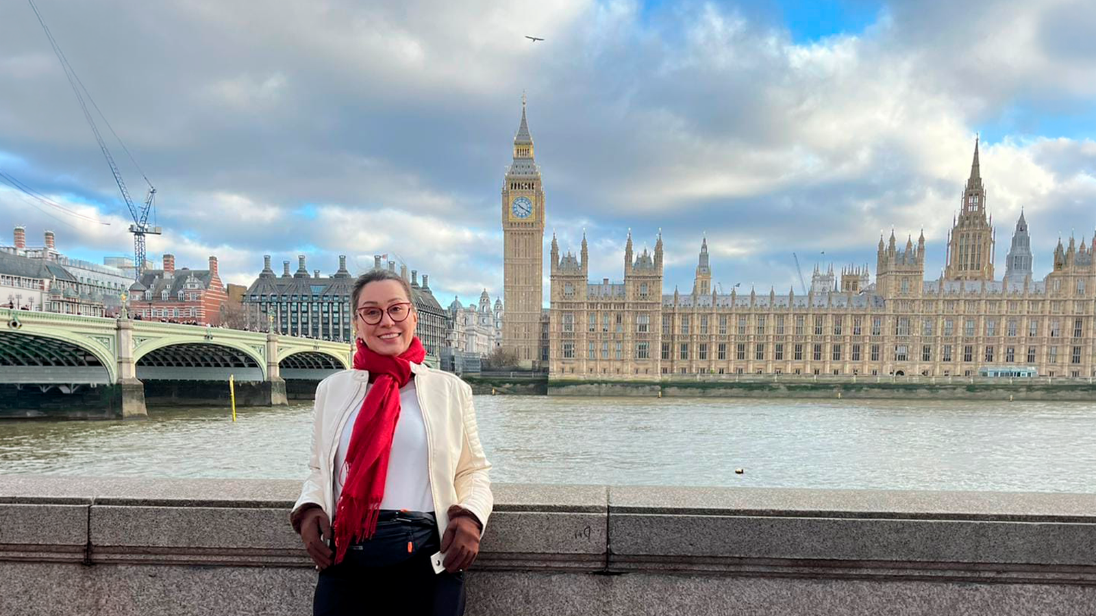 Giseli em Londres, na frente do Big Ben e do Palácio de Westminster
